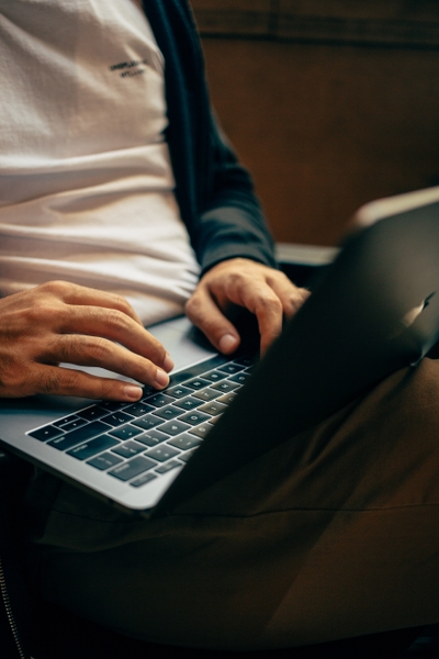 Ragazzo al computer